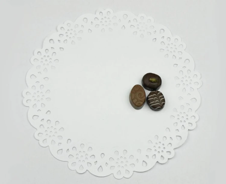 Serwetka dekoracyjna śr. 27 cm / 100 szt.