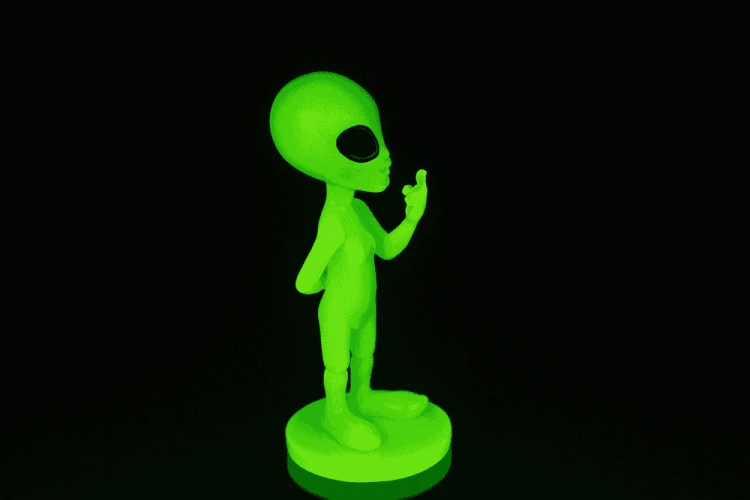 Świecący kosmita figurka fluorescencyjna - gadżet do pokoju  (6).png