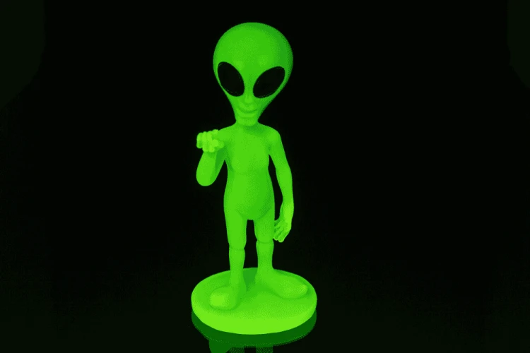 Świecący kosmita figurka fluorescencyjna - gadżet do pokoju  (8).png