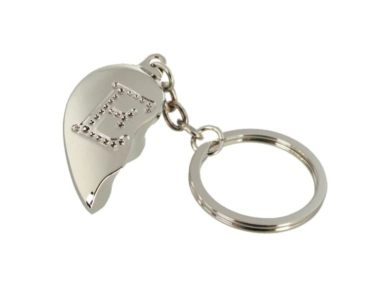 BRELOCZEK ZŁAMANE SERDUSZKO - E LITERKA BRELOK