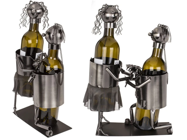 Metalowy STOJAK NA WINO - zakochana para V WÓDKĘ .jpg