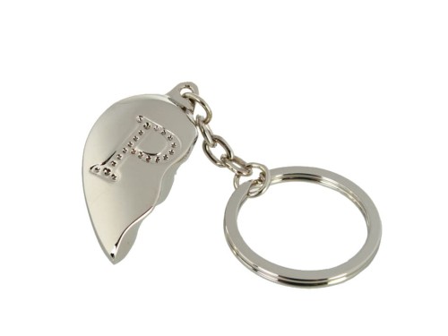 BRELOCZEK złamane SERDUSZKO P LITERKA BRELOK SERCE .jpg