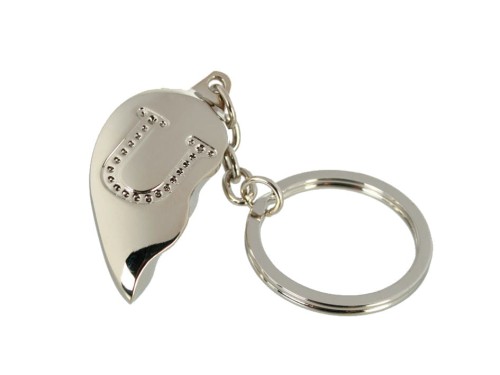 BRELOCZEK złamane SERDUSZKO U LITERKA BRELOK SERCE .jpg