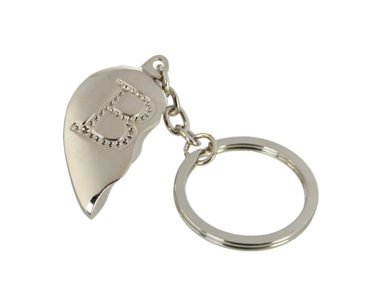 BRELOCZEK ZŁAMANE SERDUSZKO - B LITERKA BRELOK