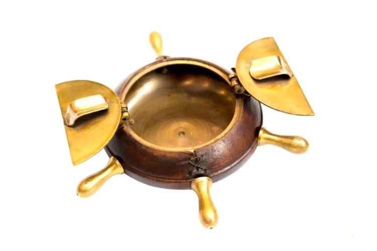 POPIELNICZKA ŻEGLARSKA mosiężna skóra KOŁO STEROWE 2.jpg