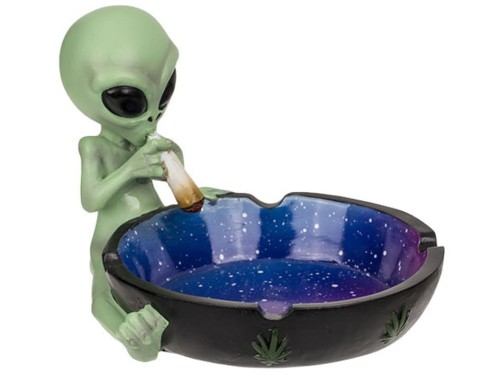 POPIELNICZKA Obcy z jointem UFOLUDEK PALĄCY SKRĘTA 1.jpg