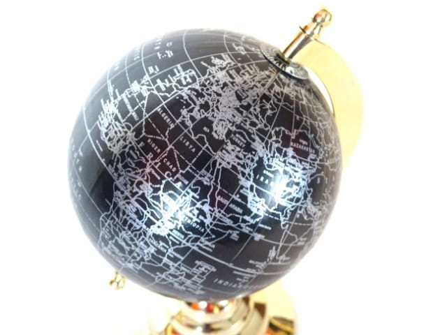 GLOBUS Black World na podstawie mosiężnej OZDOBNY 2.jpg