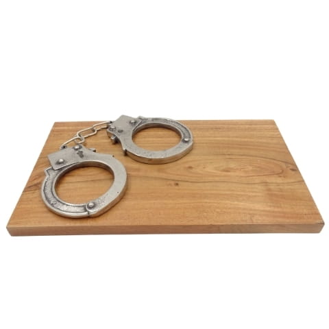 KAJDANKI drewnianym podkładzie GRAWER POLICJANTA 1.jpg