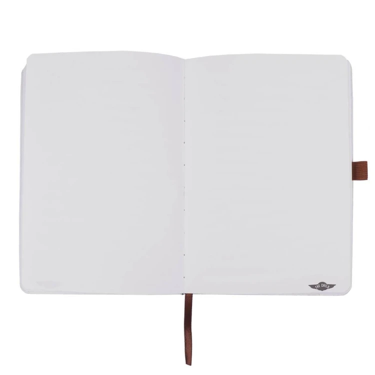 Wspaniały notes, który będzie doskonałym powiernikiem Twoich myśli oraz wspomnień. Idealny na pamiętnik. Notes posiada sztywną okładkę pokrytą dodatkowo materiałem z nadrukiem. Zawiera 128 kartek białych gładkich. Wykon ( (4).jpg