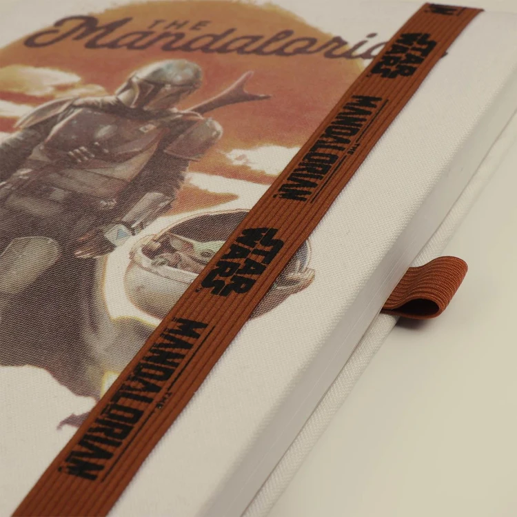 Wspaniały notes, który będzie doskonałym powiernikiem Twoich myśli oraz wspomnień. Idealny na pamiętnik. Notes posiada sztywną okładkę pokrytą dodatkowo materiałem z nadrukiem. Zawiera 128 kartek białych gładkich. Wykon ( (5).jpg