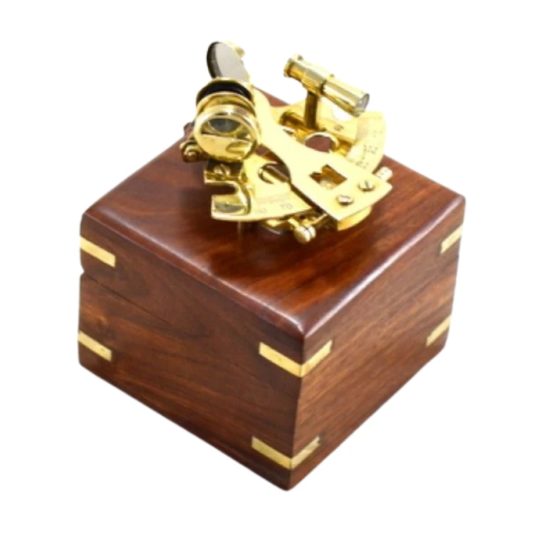 Mały sekstans mosiężny w pudełku drewnianym (1).png