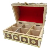 Szkatułka drewniana metalowymi zdobieniami Pudełko (3).jpg