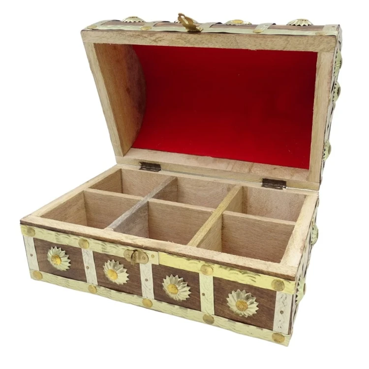 Szkatułka drewniana metalowymi zdobieniami Pudełko (3).jpg