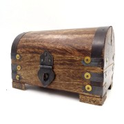 Szkatułka drewniana z metalowymi zdobieniami Kufer (1).jpg