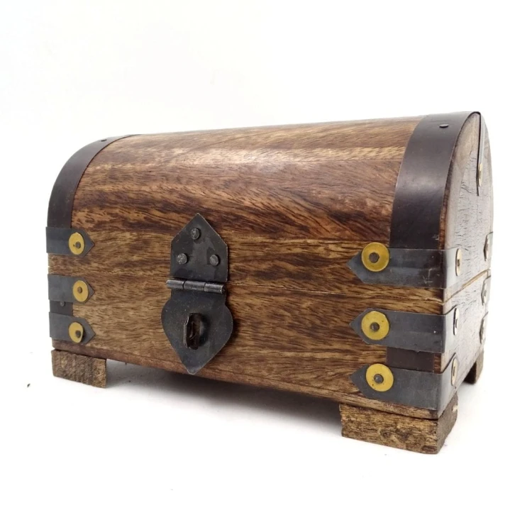 Szkatułka drewniana z metalowymi zdobieniami Kufer (1).jpg