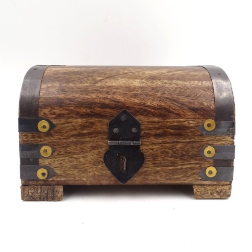 Szkatułka drewniana z metalowymi zdobieniami Kufer (2).jpg