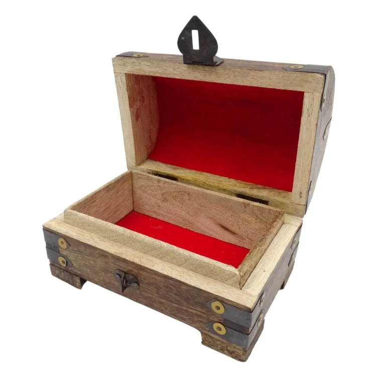 Szkatułka drewniana z metalowymi zdobieniami Kufer (4).jpg