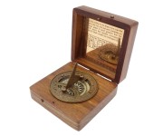 Kompas z zegarem słonecznym Gilbert w obudowie (1).jpg