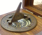 Kompas z zegarem słonecznym Gilbert w obudowie (3).jpg