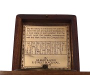 Kompas z zegarem słonecznym Gilbert w obudowie (4).jpg