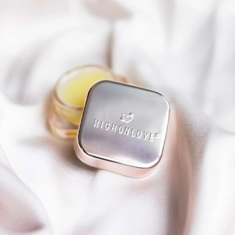 High On Love sensualna pomadka Lip Balm Exclusive (4).jpg