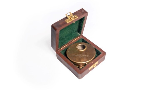 Mosiężny kompas w pudełku drewnianym Replika (2).jpg