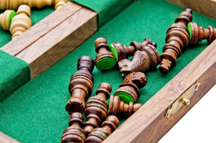 Szachy drewniane magnetyczne Zdobienia mosiądz  (2).jpg