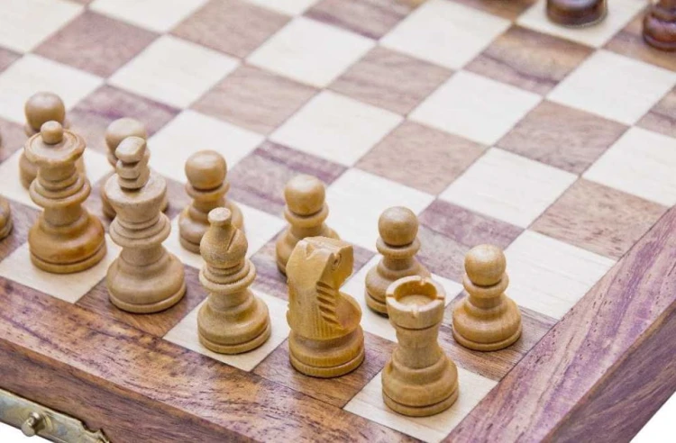 Szachy drewniane magnetyczne Zdobienia mosiądz  (4).jpg