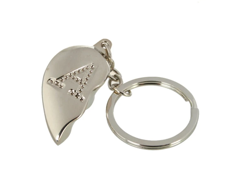 BRELOCZEK ZŁAMANE SERDUSZKO - A LITERKA BRELOK