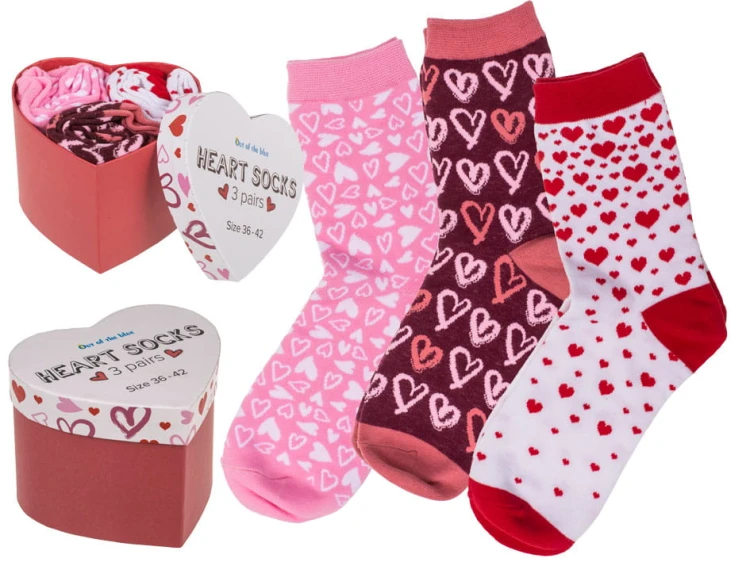 Skarpetki w serduszka 3 pary w ozdobnym pudełeczku rozm 36-42 .jpg