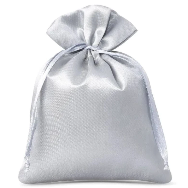 Woreczek satynowy 10 x 15 cm srebrny na biżuterię upominki opakowanie .jpg