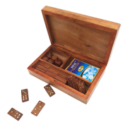 Przedstawiamy niezastąpiony Zestaw Gier - Karty, Domino, Kości w Pudełku Drewnianym, który jest esencją tradycyjnej rozrywki. Ten elegancki komplet zawiera trzy klasyczne gry kości, karty do gry oraz domino, każda z nic ( (4).png