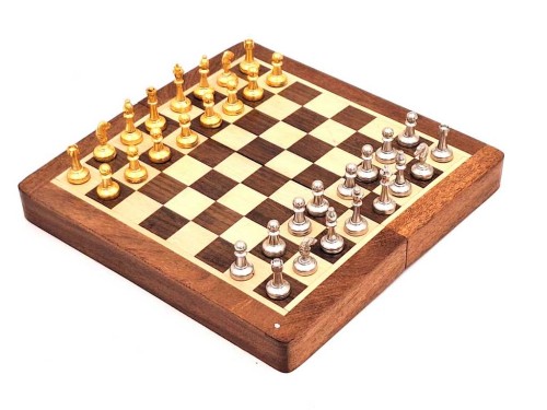Magnetyczne Szachy Mosiężne w Drewnianym Pudełku eleganckie  (1).jpg