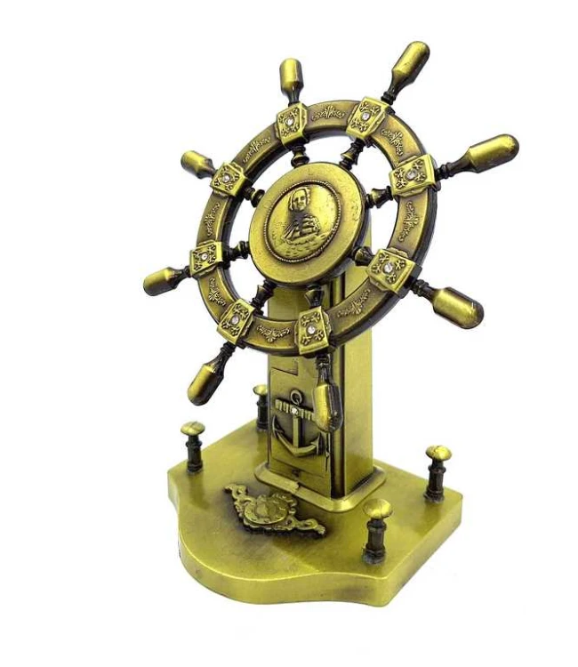 Koło sterowe na podstawie Dekoracja Marynistyczna figurka Marynarza Żeglarz  (1).jpg