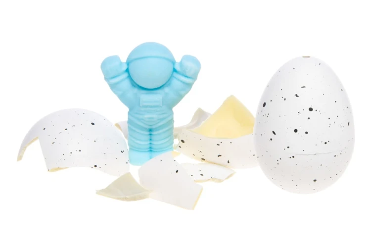 Magiczne Jajo Wyrastający Astronauta wykluwająca się Figurka  (1).jpg