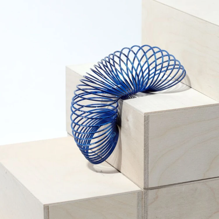 Magiczna Sprężyna Kosmiczna Zabawka schodząca po schodach do Zabawy  (3).jpg