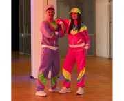 Dres Męski Retro XL – Neonowy Lawendowy Kostium z Opaską