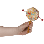 Drewniany Bębenek Perkusyjny – Kolorowa Zabawka Muzyczna dla Dzieci  (1).png