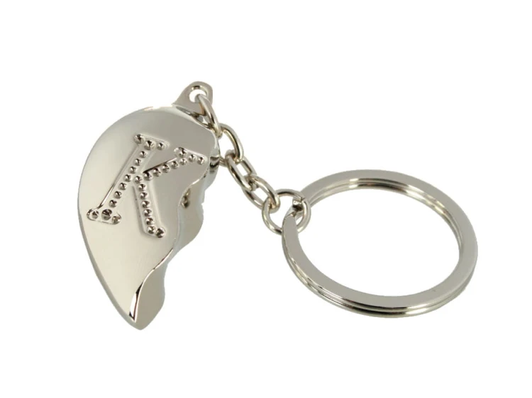 BRELOCZEK ZŁAMANE SERDUSZKO - K LITERKA BRELOK