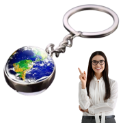 Brelok Ziemia szklany – planeta w dłoni, symbol podróży i wspólnoty.png