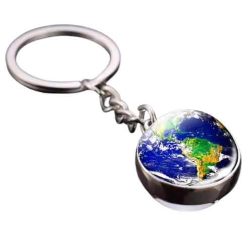 Brelok Ziemia szklany planeta w dłoni, symbol podróży i wspólnoty.png