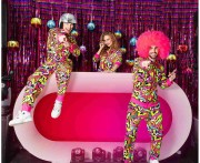 Peruka Sugar – różowe neonowe afro na karnawał, disco i festiwale