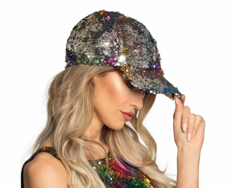 Czapka z daszkiem cekiny tęczowe/srebrne – uniwersalna, imprezowa