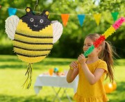 Piniata pszczółka – kolorowa dekoracja i zabawa na przyjęcie