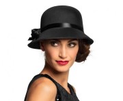 Czarny kapelusz Charleston cloche – styl lat 20. dla eleganckiej kobiety