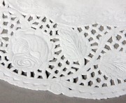 Serwetki papierowe białe 33 cm – eleganckie serwety z koronkowym wzorem