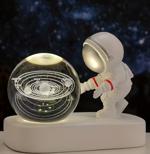 Lampka LED astronauta z kryształową kulą - dekoracja 3D do pokoju .png