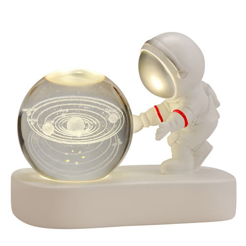 Lampka LED astronauta z kryształową kulą - dekoracja 3D do pokoju  .png