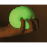 Odkryj magiczną zabawę z Gniotkiem Antystresowym Księżyc XL – miękkim, elastycznym i świecącym w ciemności gadżetem, który zapewnia relaks i kreatywną zabawę. Doskonały zarówno dla dzieci, jak i dorosłych, którzy potrze ( (5).png