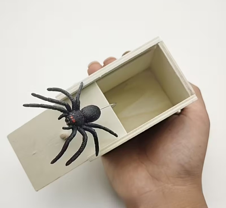 Wyskakujący pająk - zabawny gadżet do robienia kawałów i żartów  (3).jpg